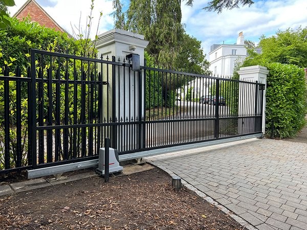 Electric gate installation Ascot 7 metre aluminium sliding gate installed near Ascot